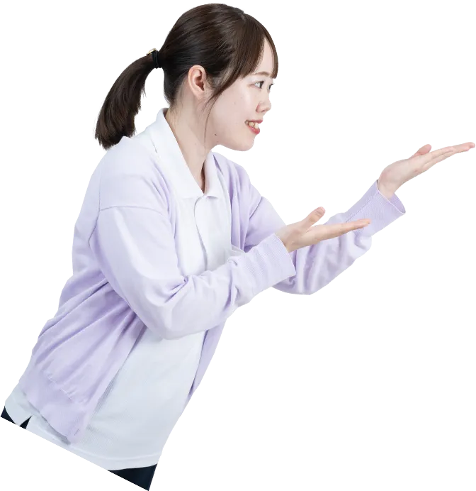 手でグラフを示す女性スタッフの写真