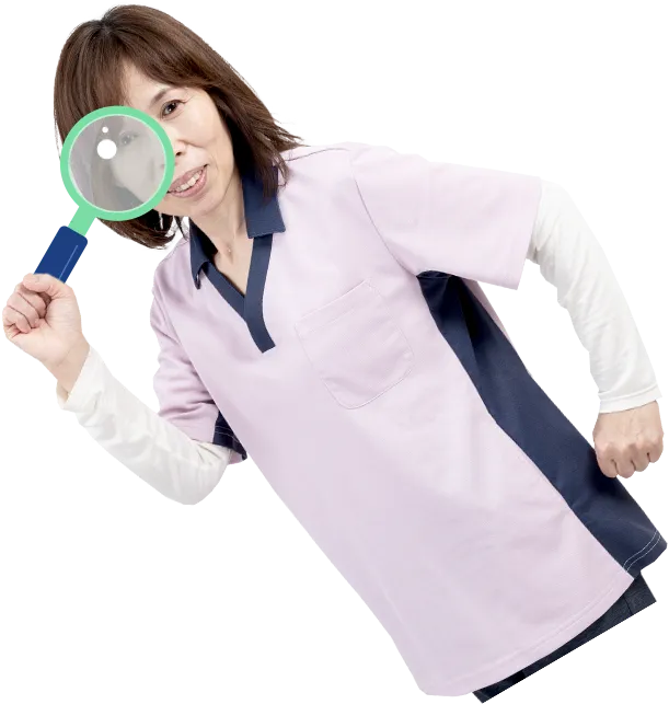 虫眼鏡でグラフを見る女性スタッフの写真