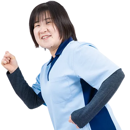 走る女性スタッフ